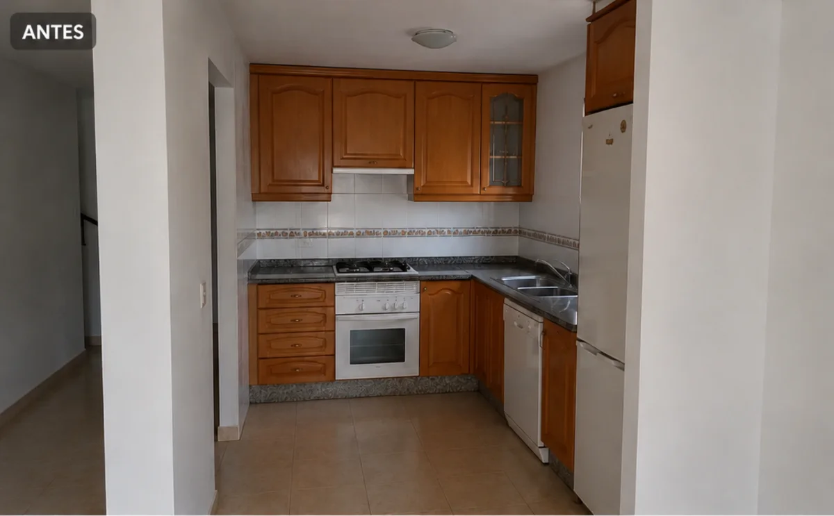 Cocina cerrada de roble antes de la reforma
